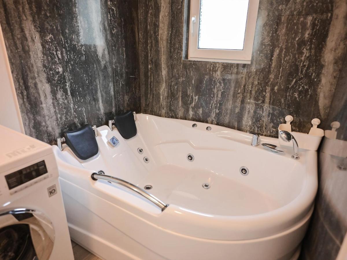 Ase Premium House Villa Suceava Bagian luar foto